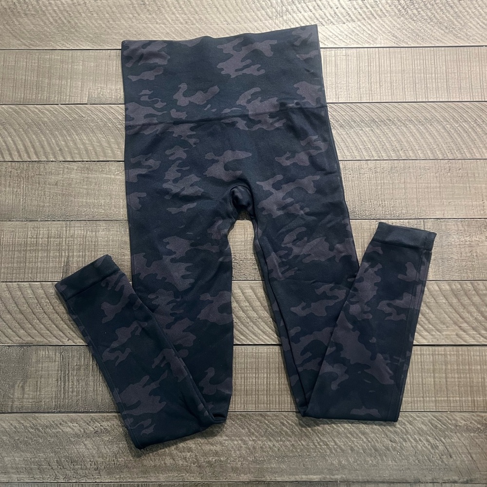 Spanx Women Seamless Leggings Black Camo size S Small